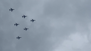 川口上空にブルーインパルス